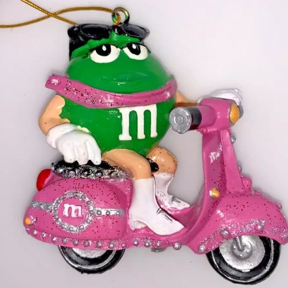🩷 Ms Green M&M’s Pink Scooter Ornament - Picture 1 of 2